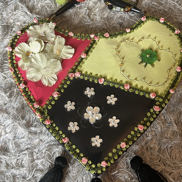 Mary Frances heart shaped bag - Picture 3 of 5